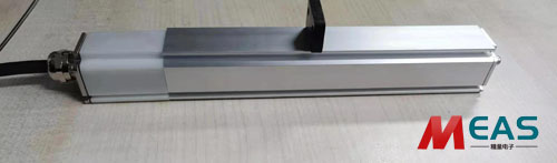 磁致伸縮位移傳感器在波導(dǎo)管外產(chǎn)生一個圓周磁場